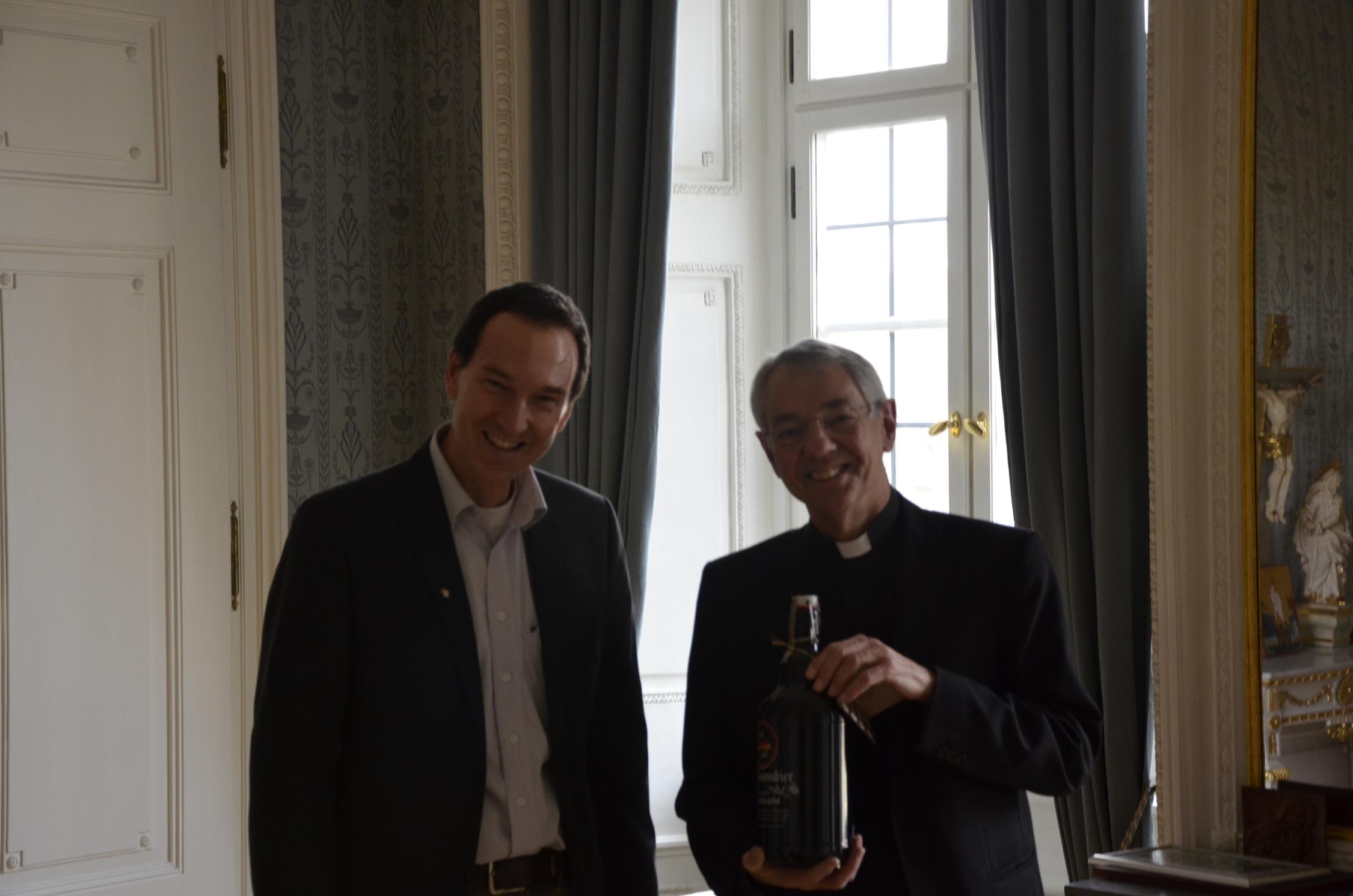 Der Schulleiter überreicht Herrn Erzbischof Dr. Schick ein Gastgeschenk