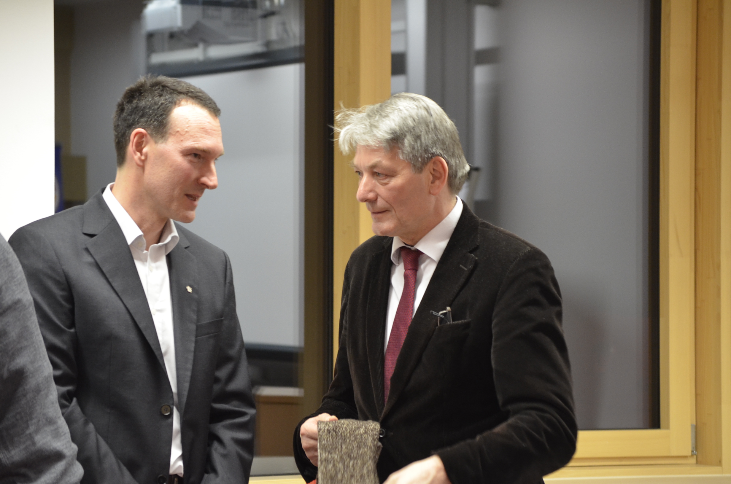 MdL H. Rudrof diskutiert mit den Schülern am EAG
