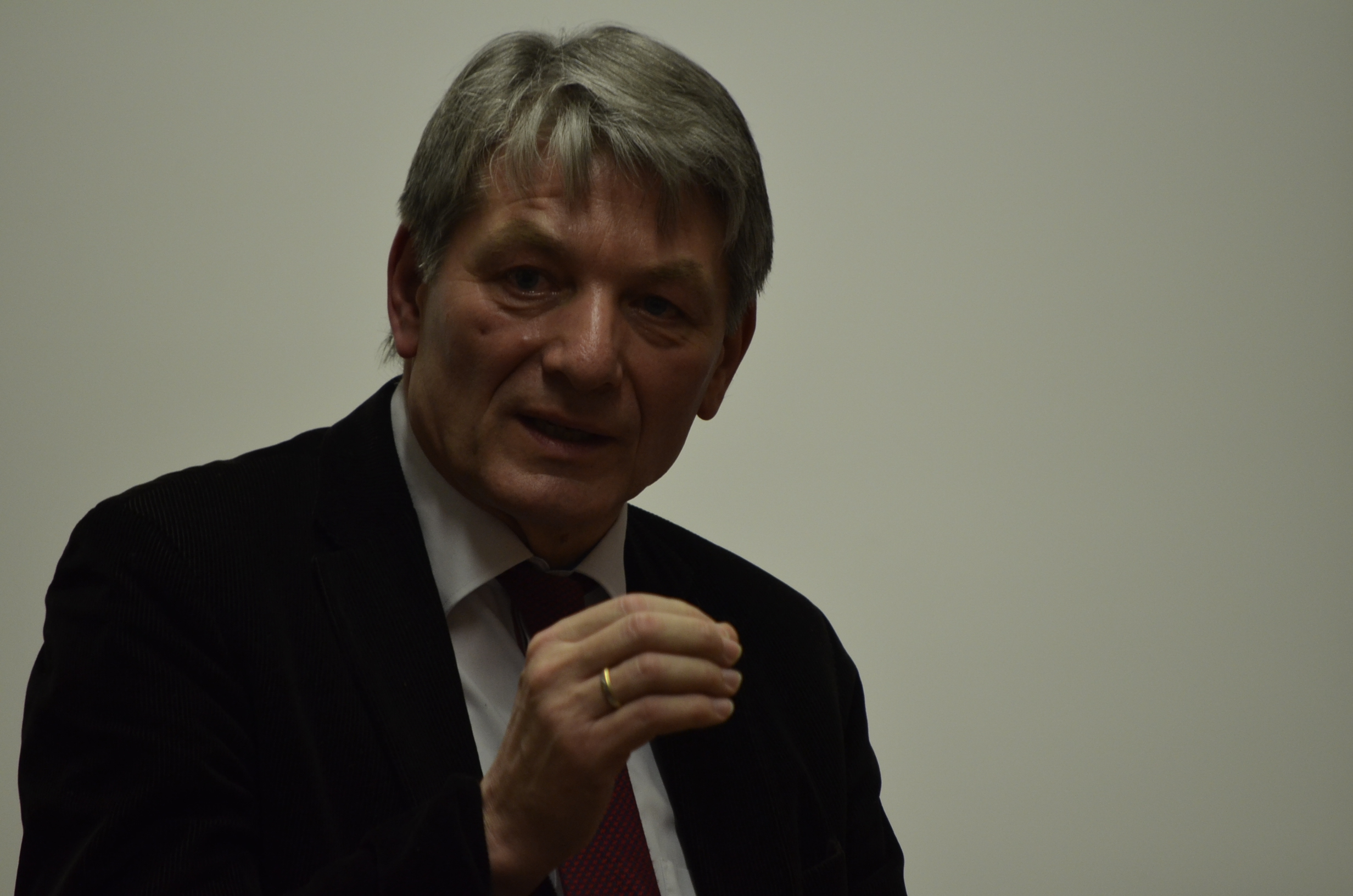 MdL H. Rudrof diskutiert mit den Schülern am EAG