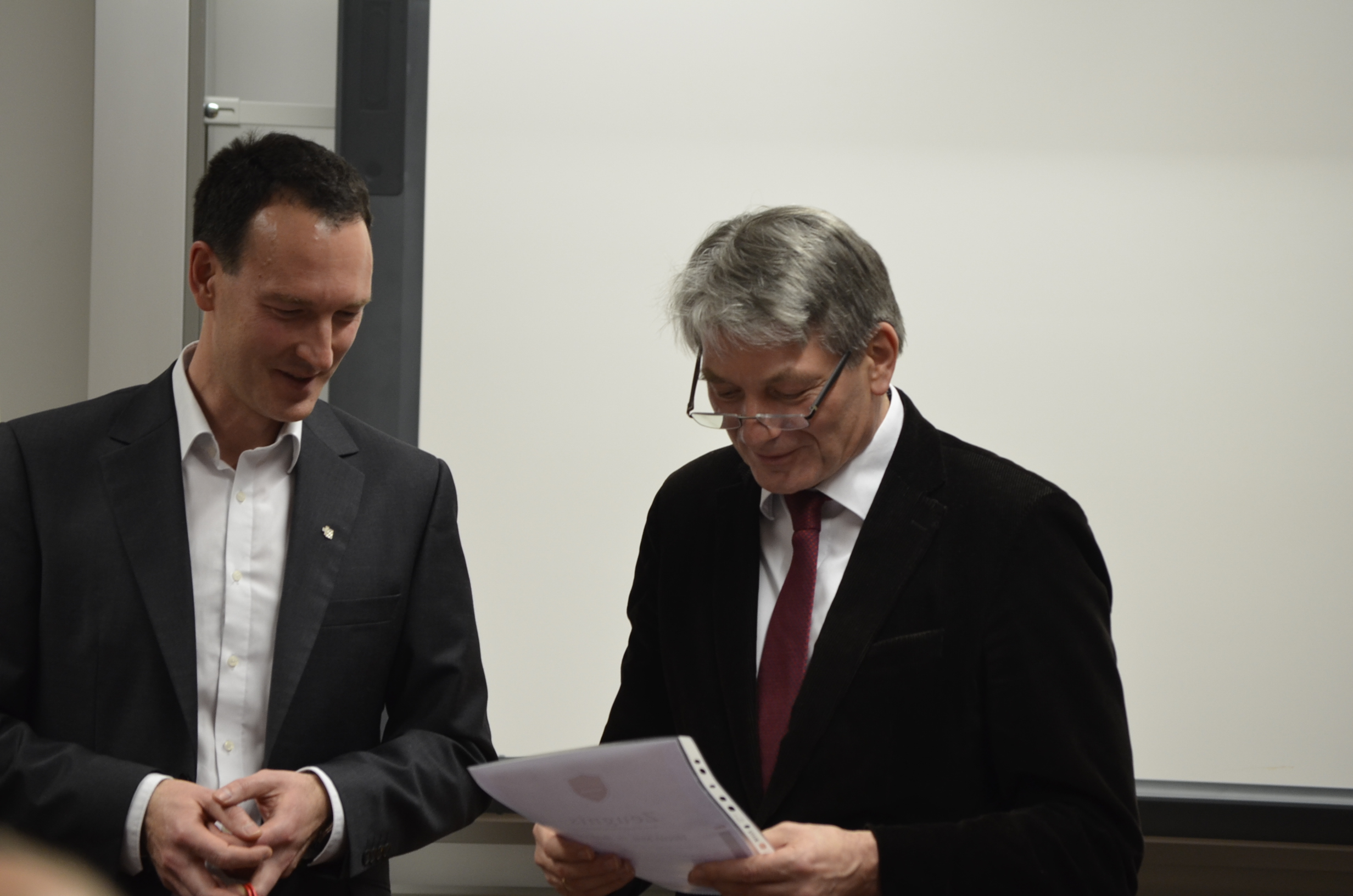 MdL H. Rudrof diskutiert mit den Schülern am EAG