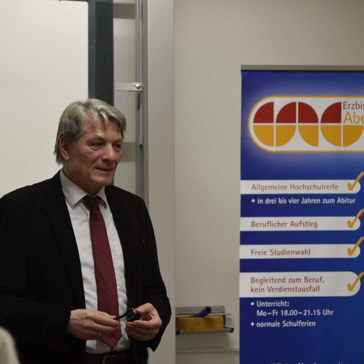 MdL H. Rudrof diskutiert mit den Schülern am EAG