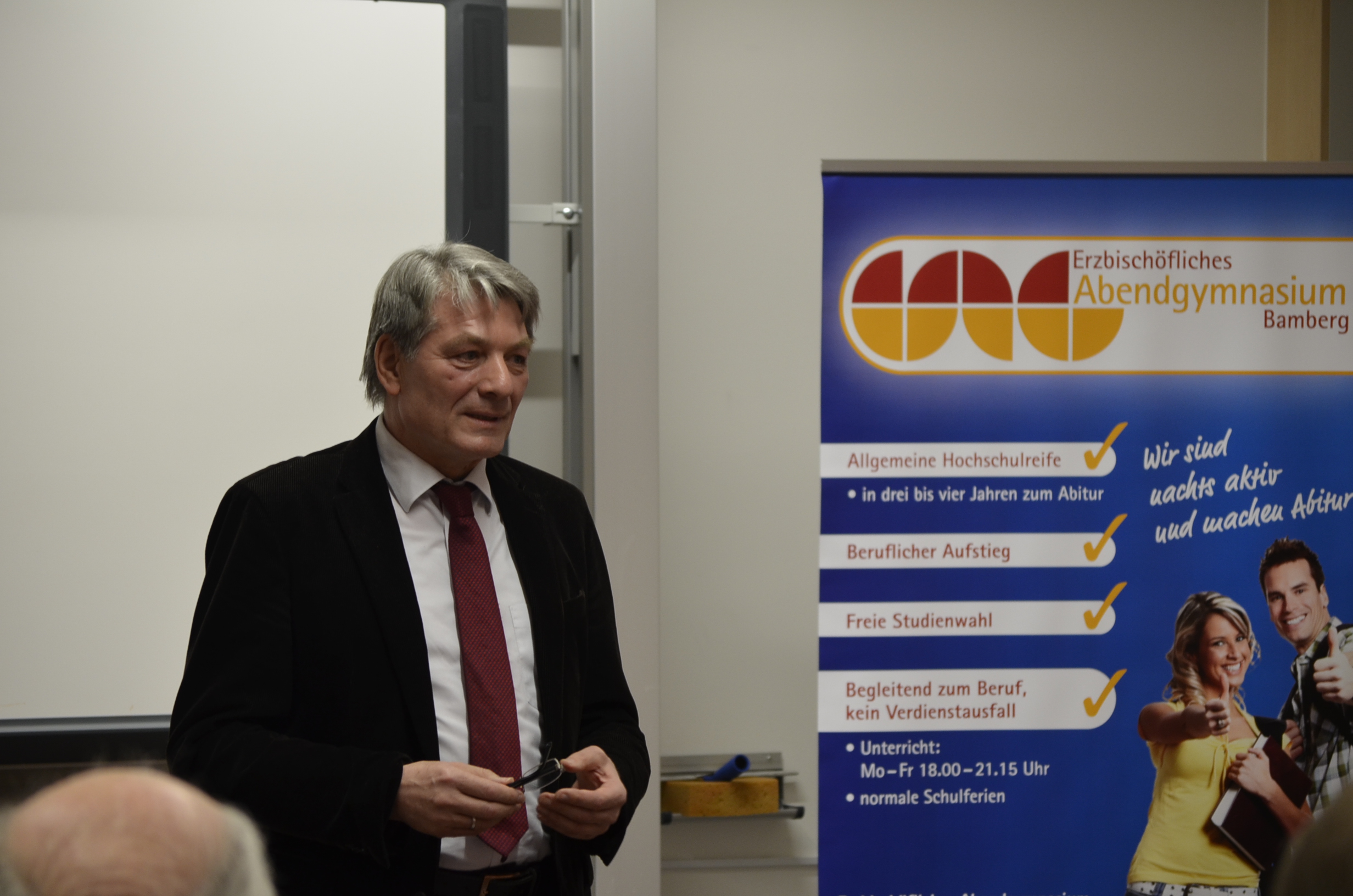 MdL H. Rudrof diskutiert mit den Schülern am EAG